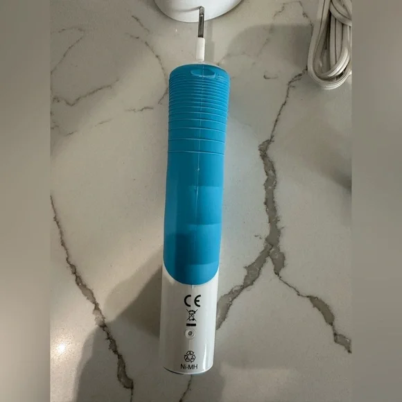 Braun Oral B Battery Operated Toothbrush - Picture 3 of 5